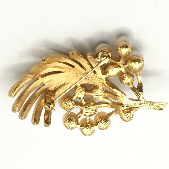 Vintage Crown Trifari Gold Tone Floral Style Brooch with Faux Pearls - Picture 4 of 8